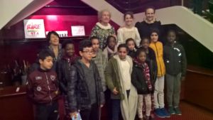 Les enfants de l'antenne du 18ème avec les comédiens de la troupe "Le Grenier de Babouchka" (c)DR